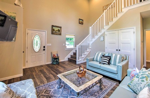 Eustace House | Just-Built Eustace Getaway - Walk to the Lake