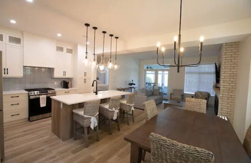 Osoyoos House | Kannen Cove 5 Bedroom Lake Cottage