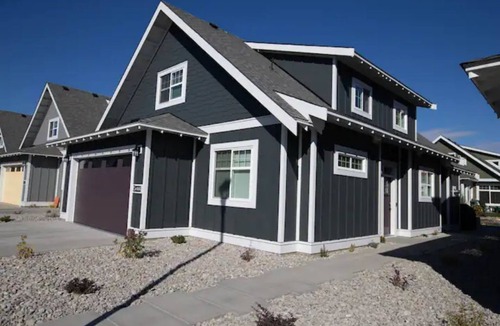 Osoyoos House | Kannen Cove 5 Bedroom Lake Cottage