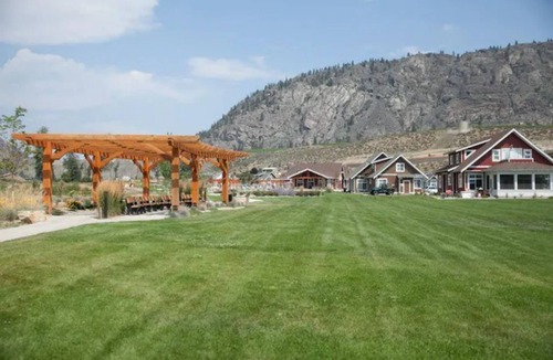 Osoyoos House | Kannen Cove 5 Bedroom Lake Cottage