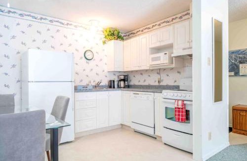 East Kootenay Apartment | Kimberley Escape: 1BR+Studio w/Hot Tub, Pool, BBQ