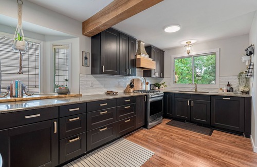 St. Albert House | KING BED! 3 Bdrms- FAST WIFI- A/C - Family-Friendly!