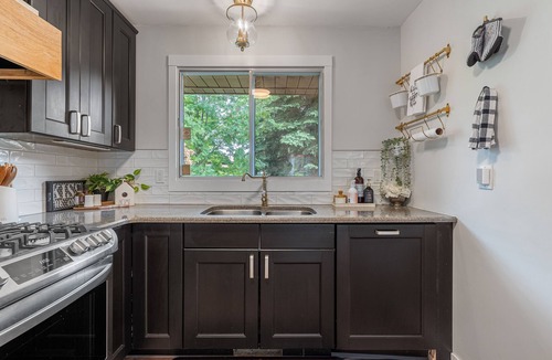 St. Albert House | KING BED! 3 Bdrms- FAST WIFI- A/C - Family-Friendly!