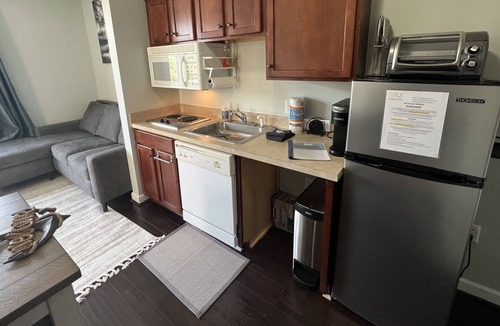 Smith Mountain Lake Resort | King bed corner studio Mariners Resort w/ Amenities indoor pool