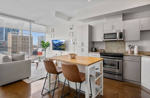 Beltline Apartment | King Bed | DT Views | UG Park | Walk to Saddledome