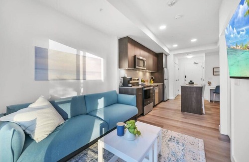 Crescent Heights Apartment | King Bed | Mins to Saddledome | Cgy Tower Views