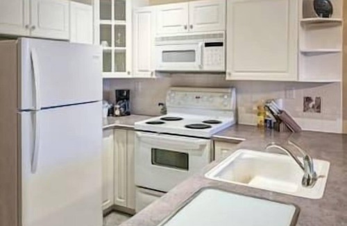 East Kootenay Apartment | King bed/Patio/Golf/Ski resort nearby