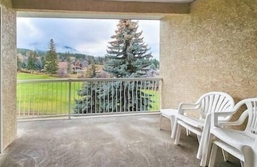 East Kootenay Apartment | King bed/Patio/Golf/Ski resort nearby