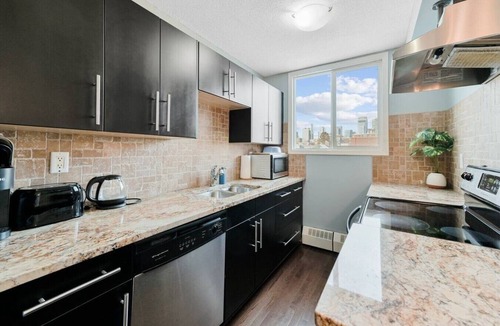 Southwest Calgary Apartment | King Bed | Walk to Saddledome |Underground Parking