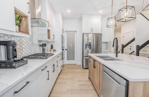 Southwest Edmonton House | Kozy In Keswick (Upper Suite)