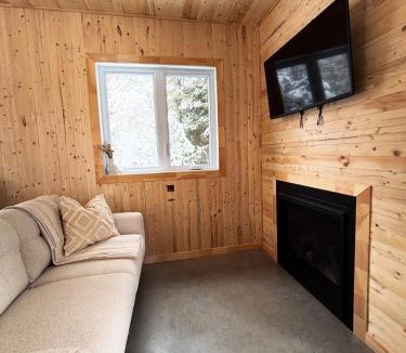 St-Augustin-de-Woburn Ski Chalet | KØZY mini-chalets - Léonides