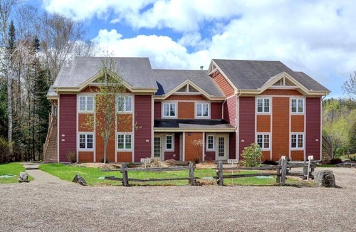 Mont-Tremblant Ski Chalet | La Bête Oasis: Cozy & Chic Chalet: Ski, Pool, Golf