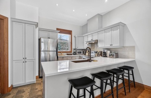 Mont-Tremblant Apartment | La Bête Tremblant: Bright & Modern 4Bed Townhome