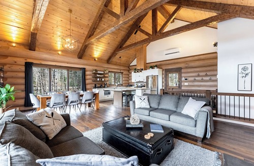 Saint-Faustin-Lac-Carre Ski Chalet | La Flamme des Montagnes | AC | Luxurious Log Cabin | Spa | BBQ | EV Charger