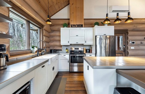 Saint-Faustin-Lac-Carre Ski Chalet | La Flamme des Montagnes | AC | Luxurious Log Cabin | Spa | BBQ | EV Charger