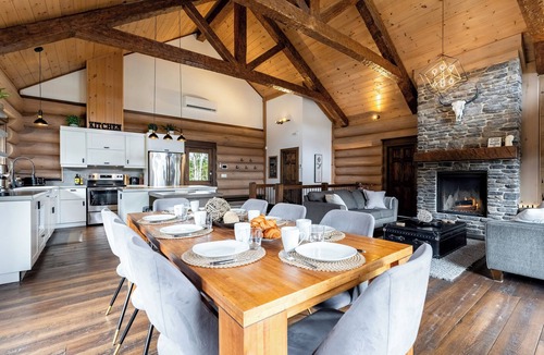 Saint-Faustin-Lac-Carre Ski Chalet | La Flamme des Montagnes | AC | Luxurious Log Cabin | Spa | BBQ | EV Charger