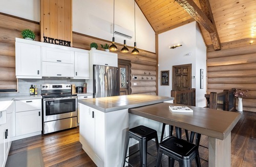 Saint-Faustin-Lac-Carre Ski Chalet | La Flamme des Montagnes | AC | Luxurious Log Cabin | Spa | BBQ | EV Charger