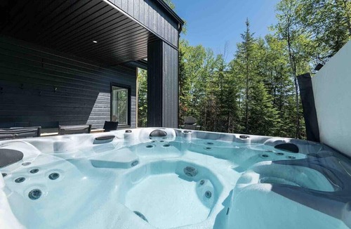Les Eboulements Ski Chalet | La Folia 132: Winter Hot Tub & Charlevoix Skiing