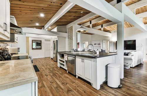 Mont-Tremblant House | La Maison Blanche | Hot Tub & Sauna | Pool Table, Fire Pit & Close to Resort