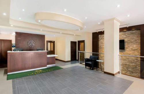 Oshawa Hotel | La Quinta by Wyndham Oshawa