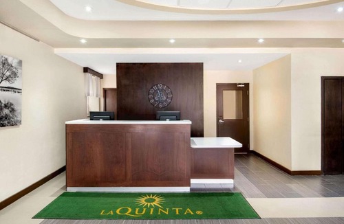 Oshawa Hotel | La Quinta by Wyndham Oshawa