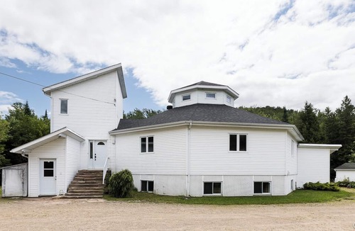Sainte-Beatrix House | La Tour Boisée: Large Chalet in nature