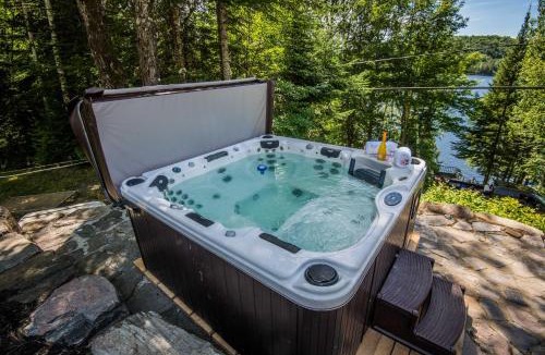 Labelle Ski Chalet | Lake and Pool Table - Au Pied du Lac