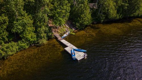 Labelle Ski Chalet | Lake and Pool Table - Au Pied du Lac