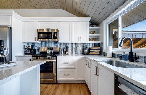 Leamington House | Lake Erie Luxury Retreat Hot Tub + Private Beach + Sunset Views