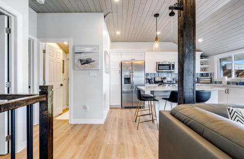 Leamington House | Lake Erie Luxury Retreat Hot Tub + Private Beach + Sunset Views