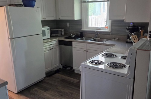 Innisfil Cottage | Lake front cottage with private dock 4 Bedroom 2 bathroom