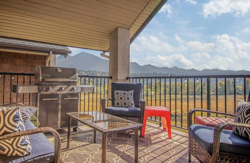 Invermere Apartment | Lake & Mountain View Penthouse | Hot Tub | Pool