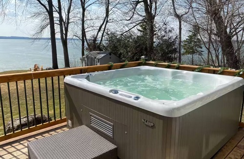 Valentia Cottage | Lake Scugog Waterfront Cottage | Hot Tub, Firepit & Pool Table
