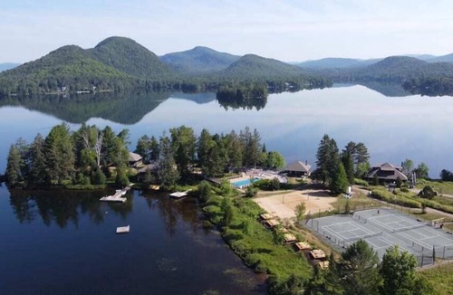 Lac Superieur Village Apartment | Lake side suite with view on the mountains
