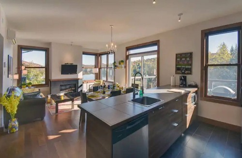 Lac Superieur Village Condo | Lake view Free Kayak, Canoe Pool Gym On-site bistro King bed