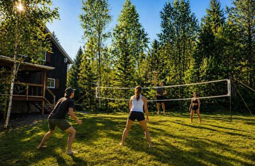 Chertsey Ski Chalet | Lake Views, Hot Tub, Fireplace and Pool Table