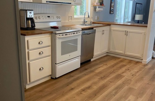 Manitoulin District Cottage | Lakefront 3-bedroom family friendly cottage on Lake Kagawong
