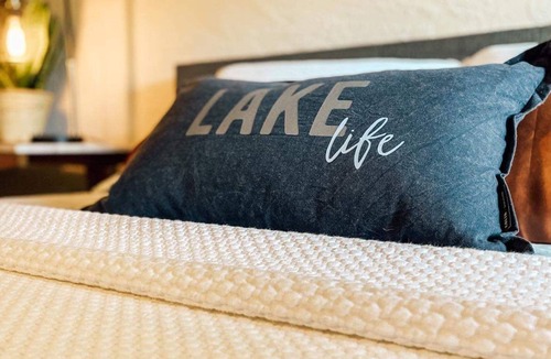 Shawnigan Lake Cabin | Lakefront Basement Suite with Hot Tub