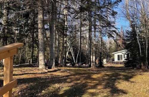 Hecla-Grindstone Provincial Park Cabin | Lakefront Cabin w/Private Beach, Deck, Veranda & Full Kitchen – Pet Friendly