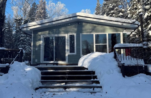 Hecla-Grindstone Provincial Park Cabin | Lakefront Cabin w/Private Beach, Deck, Veranda & Full Kitchen – Pet Friendly