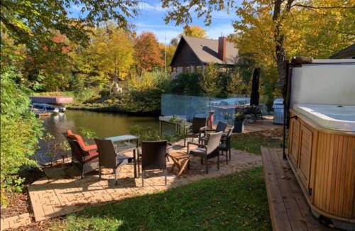 Saint-Raymond Ski Chalet | Lakefront Chalet Hot Tub & Fire Pit Sleeps 6