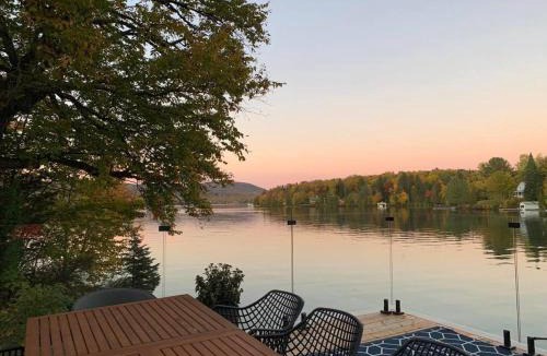 Saint-Raymond Ski Chalet | Lakefront Chalet Hot Tub & Fire Pit Sleeps 6