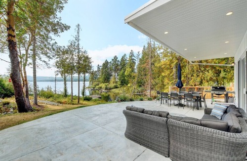 Shawnigan Lake House | Lakefront Cottage on Shawnigan Lake