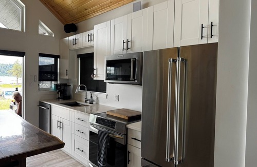 Lac La Hache Cottage | Lakefront Cottage,Hot Tub, Kayaks,Paddle Boards–ATV & Snowmobile Trails,Sleeps 6