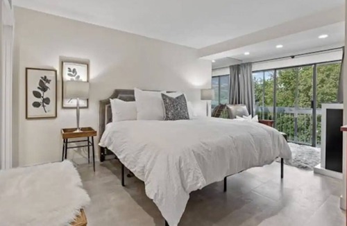 Kelowna Central Business District Condo | Lakefront Downtown Condo