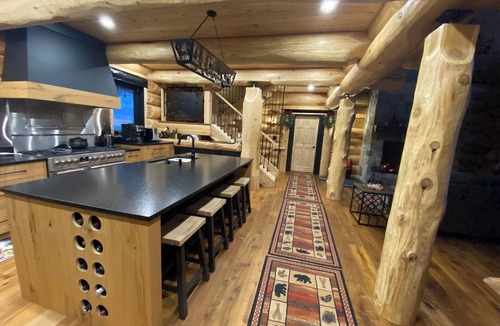 Central Frontenac Cottage | Lakefront Luxury Log Home