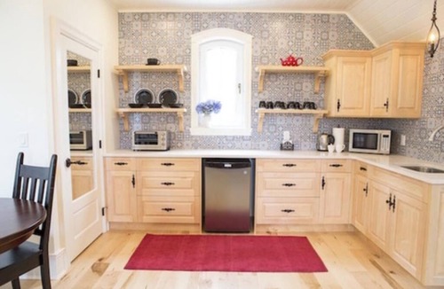 Quilchena House | Lakefront luxury house in BC interior - 5 king beds with ensuites - sleeps 25!