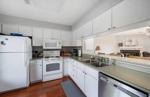 Goodview Apartment | Lakefront Retreat, Great Views, Pool and Dock Access!