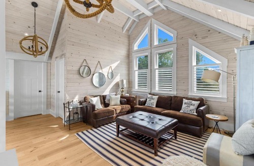 Whitbourne House | Lakehouse on Sunset Waterfront Retreat