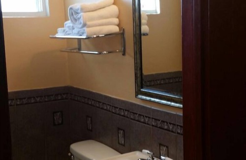 Whitby Hotel | Lakeridge Motel